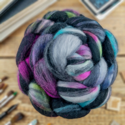 ČIERNA/ GRAFFITI, česanec vlny merino fine, ručne farbené, 120g