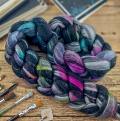 ČIERNA/ GRAFFITI, česanec vlny merino fine, ručne farbené, 120g