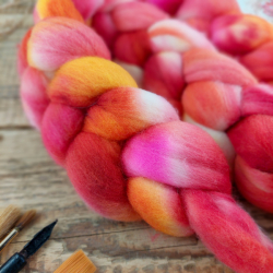 Red mix, kyrgyz merino, hand dyed top roving, Woolento 