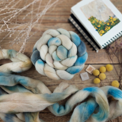 IVORY/BLUE - kyrgyz merino, hand dyed top roving, Woolento