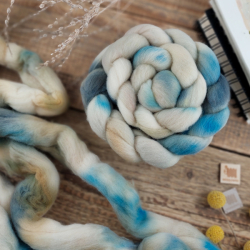 IVORY/BLUE - kyrgyz merino, hand dyed top roving, Woolento