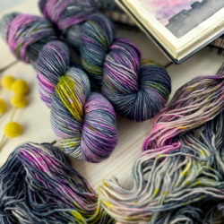 HANNA  ručne farbená priadza na pletenie, jemná vlna merino worsted, Woolento, čierna, ružová