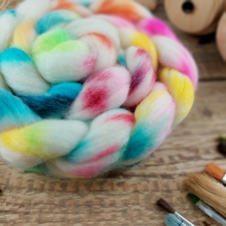 Sock wool roving for hand spinning, blend of wool and tencel, white graffiti