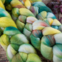 YELLOW/GREEN, kyrgyz merino, hand dyed top roving, Woolento